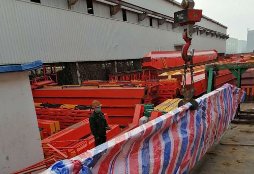 שני עגורני קורות עיליים מסורתיים מיוצאים לדומיניקה.